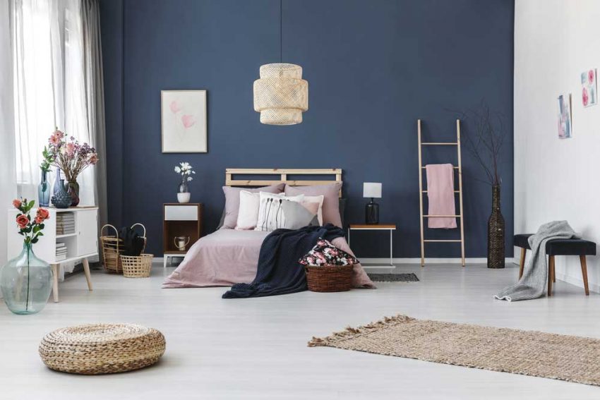 Diepblauw op de muur in de slaapkamer: stijlvol en rustgevend