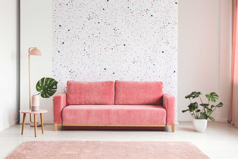 Prachtig en trendy: de roze bank in de woonkamer