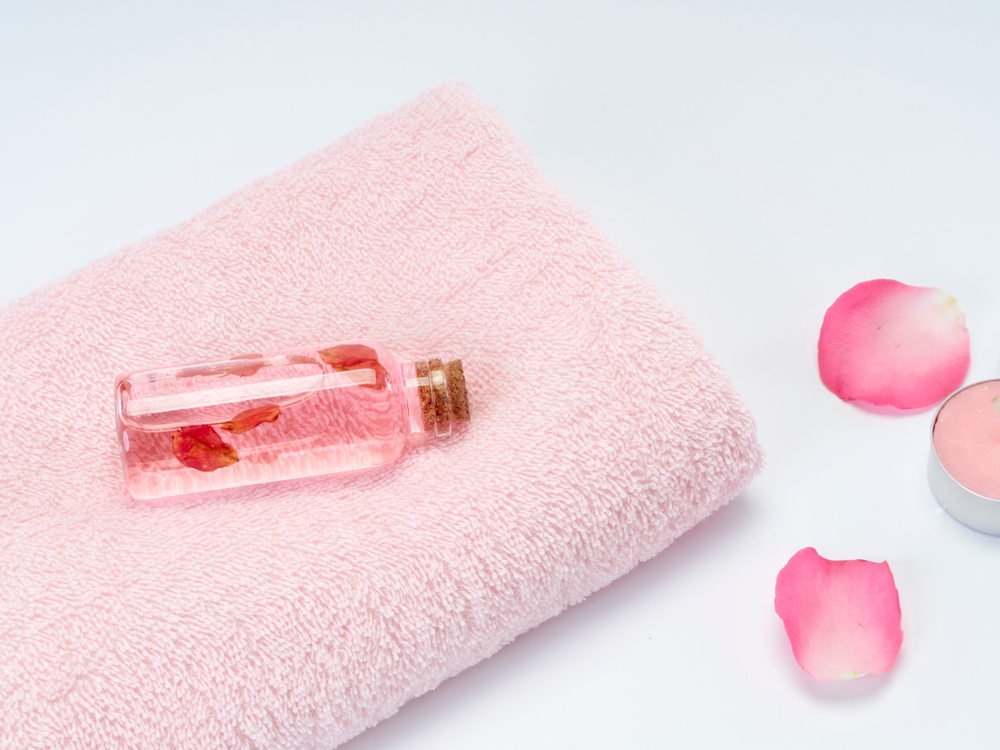 Pak uit met roze accessoires in de badkamer
