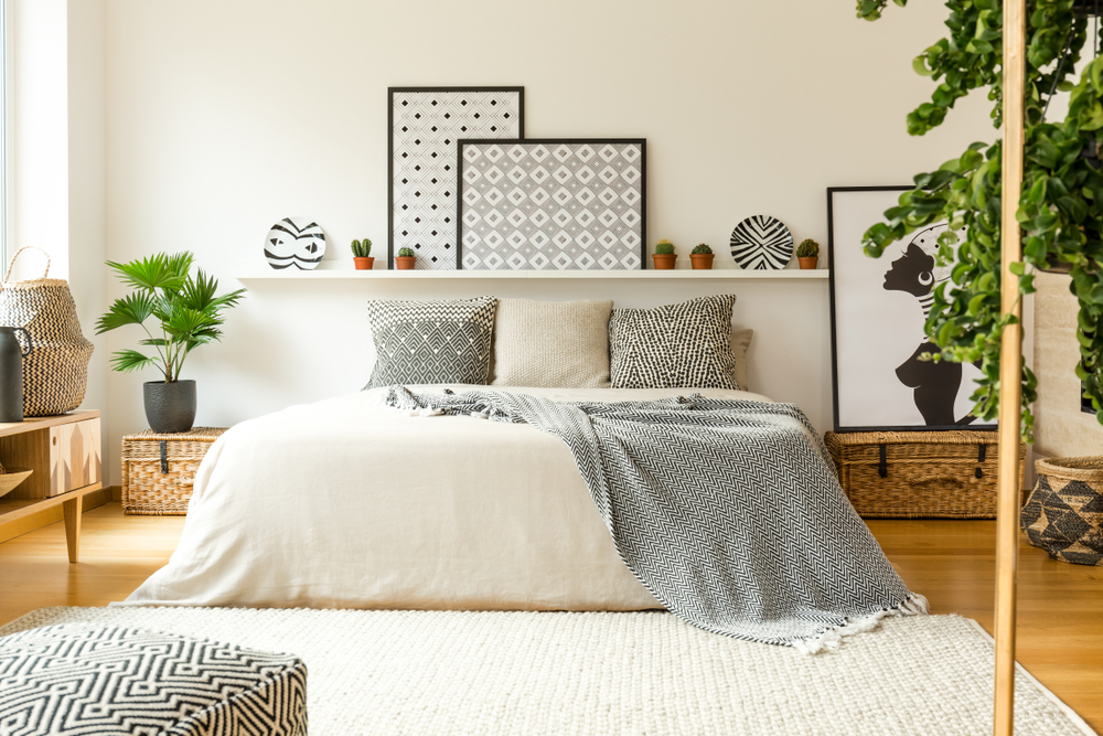 Planken aan muur in slaapkamer: tips voor decoratie