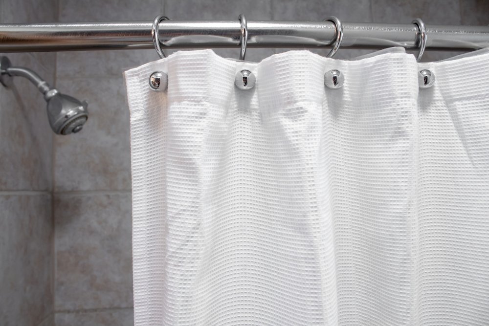Een schimmelend douchegordijn: wat kun je hieraan doen?
