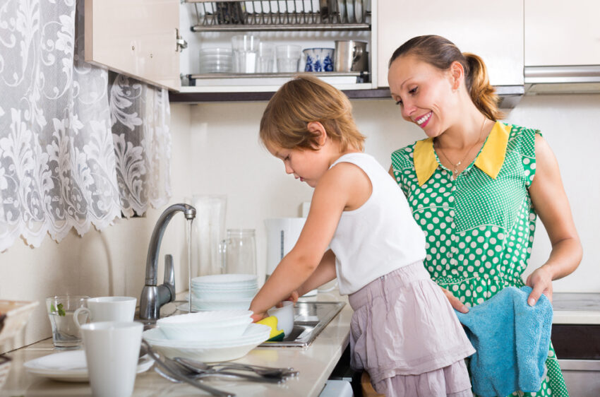 Samen met het gezin het huishouden doen: bij welke klusjes kunnen kinderen helpen?