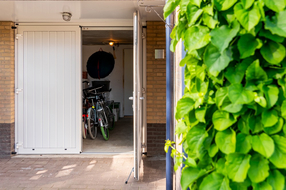 Wat zijn de voordelen van een garagedeur met loopdeur